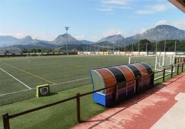 Imagen del campo de fútbol de Larrakozelai en Iurreta, donde el equipo disputa los partidos como local.