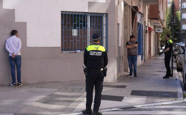 Los agentes, con los dos sospechosos.