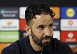 El técnico Ruben Amorim durante la rueda de prensa.