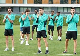 Los jugadores del Athletic aplauden a la afición en Lezama.