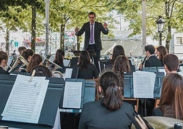 La banda de música de Lekeitio en una de sus actuaciones en la plaza de la villa.