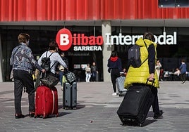 Revienta la rueda un autobús que cubría la línea Bilbao-Castro