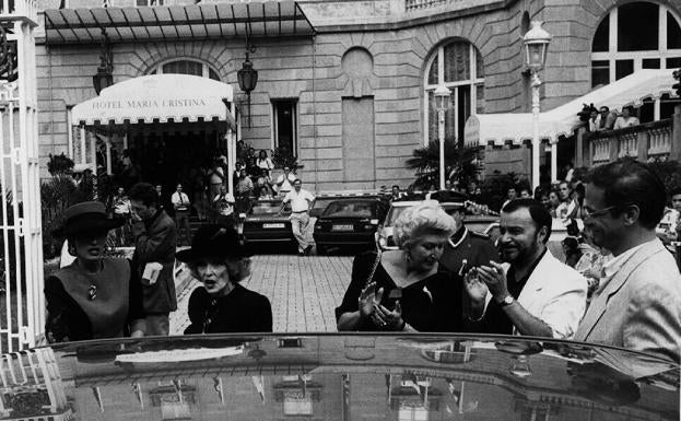Bette Davis a la entrada del Hotel María Cristina durante el Festival de Cine de San Sebastián del año 1989.