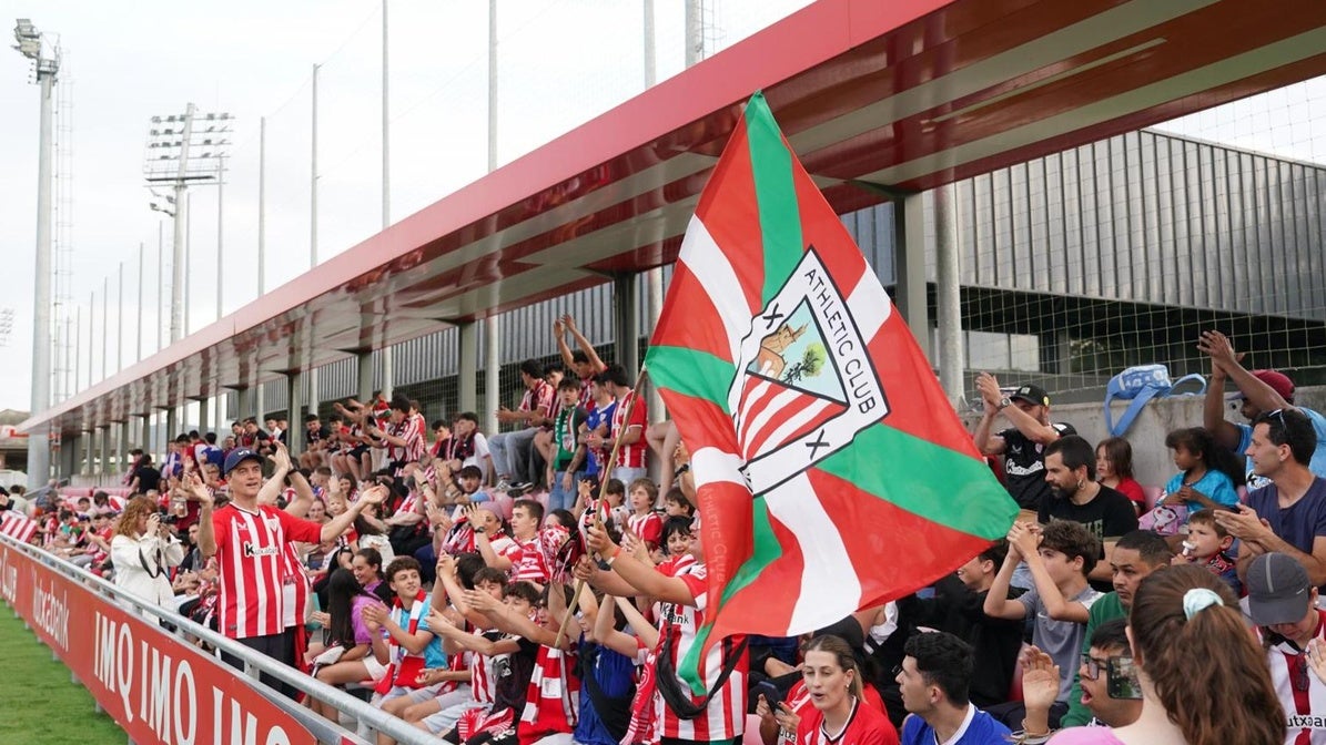 La afición del Athletic marca el primer gol hacia la final de la Europa League con otro espectacular bufandeo en Lezama