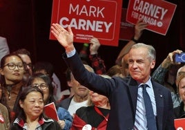 Los seguidores del primer ministro electo, Mark Carney, reaccionan al anuncio del escrutinio.