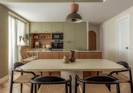 El piso en Deusto con la cocina verde de una pareja y sus dos hijos convertido en un refugio de paz