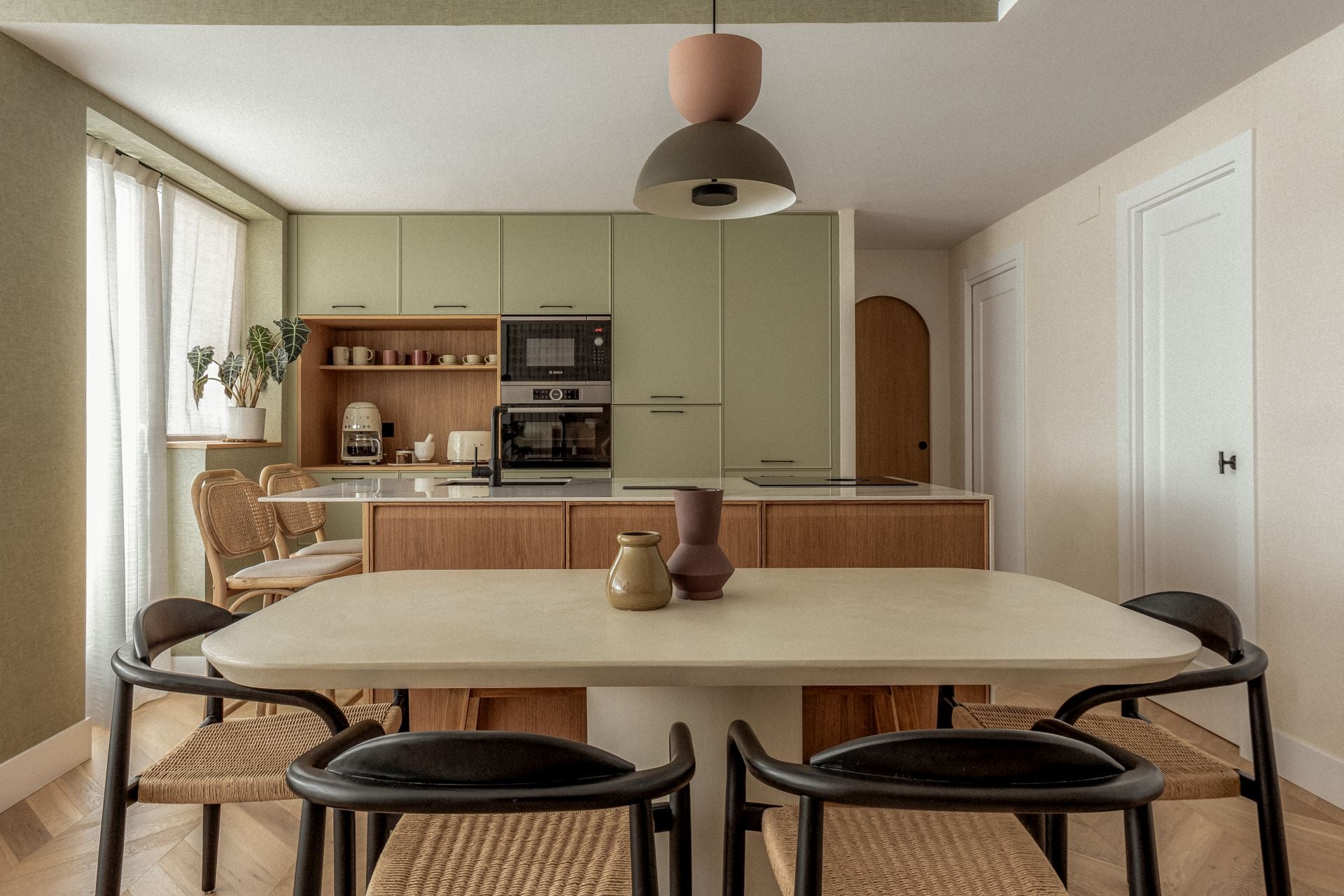 El piso en Barakaldo con la cocina verde de una pareja y sus dos hijos convertido en un refugio de paz
