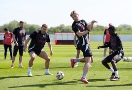 Los jugadores del United se ejercitan en Manchster.