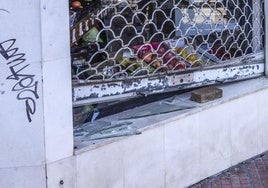 Estado en que quedó la frutería asaltada durante la mañana de ayer miércoles.