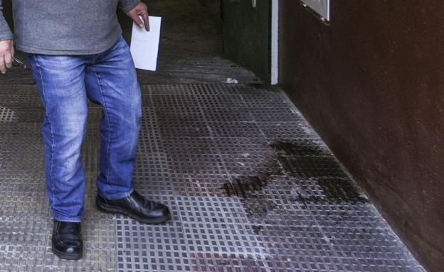 Sangre del ladrón en un garaje comunitario próximo a la frutería asaltada.