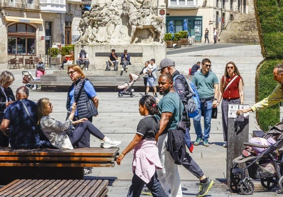 Varias personas en la plaza de la Virgen Blanca, en el centro de Vitoria.