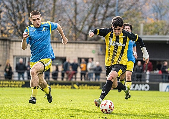 Un jugador del Portugalete conduce el balón ante el San Viator.