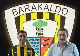 Antonio Salado y Joseba Núñez ayer cuando firmaron el contrato del jugador.