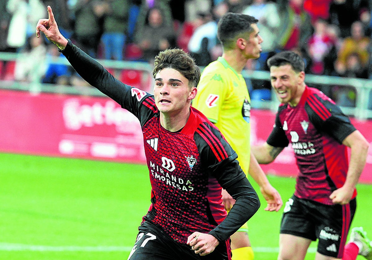 El de Girona celebra uno de sus cinco goles.