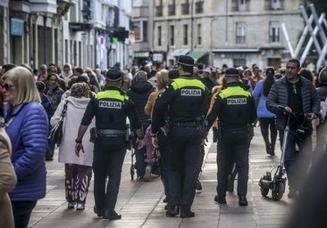 Policías locales patrullan a pie por una calle de Vitoria.