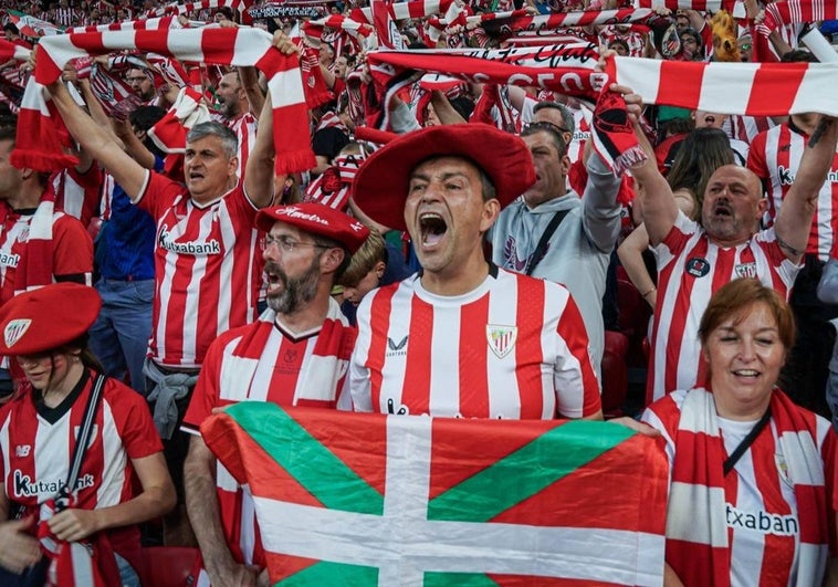 El público entregado en un partido trascendental.