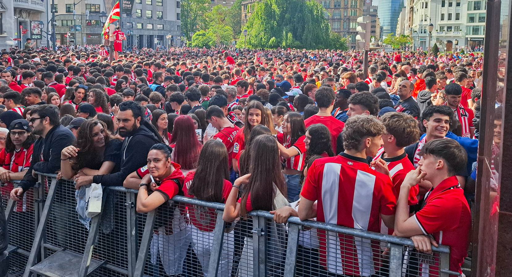 Una afición entregada a los jugadores en Moyua