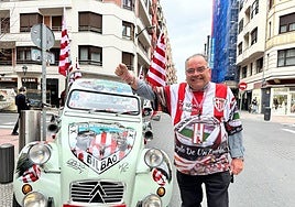 El aficionado que recorre todo Bilbao con un dos caballos del Athletic