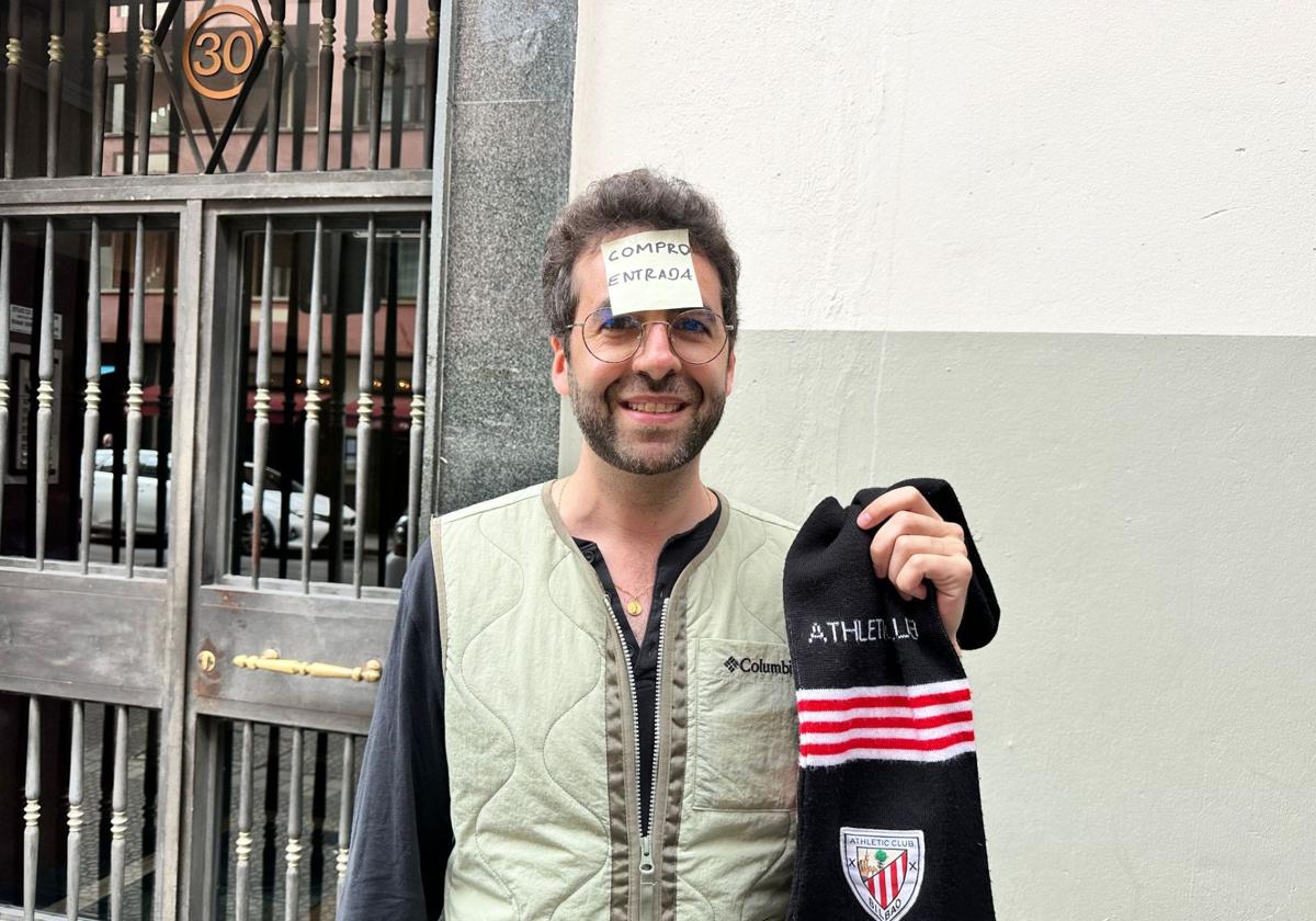 Un aficionado mexicano se pasea por Bilbao con un objetivo claro: conseguir entradas para el Athletic-United