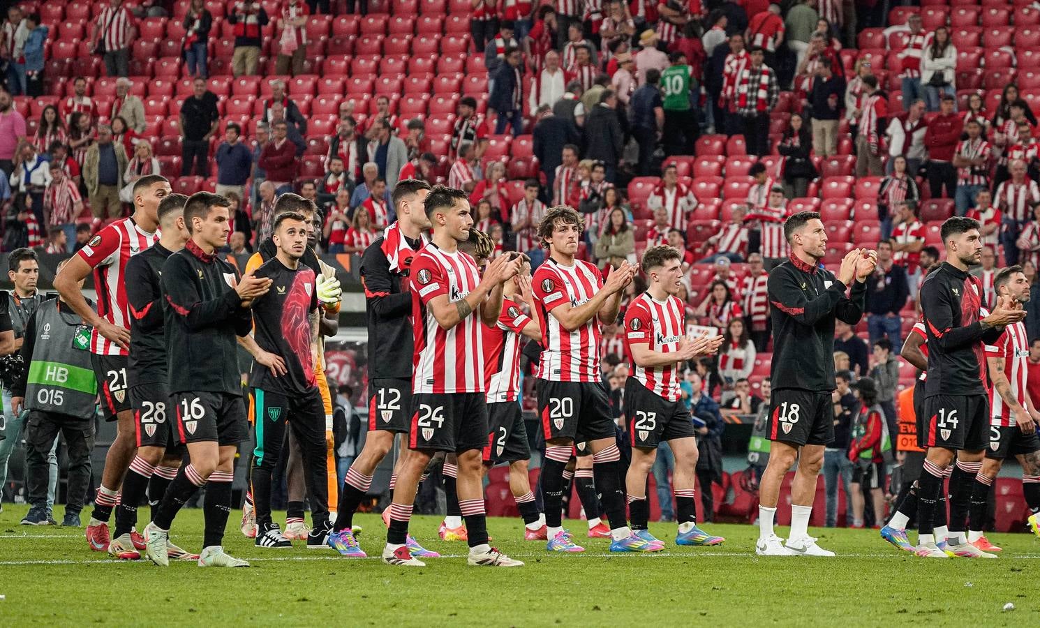 Las imágenes del partido y desolación en la grada