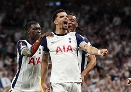 Los futbolistas del Tottenham celebran uno de los goles.