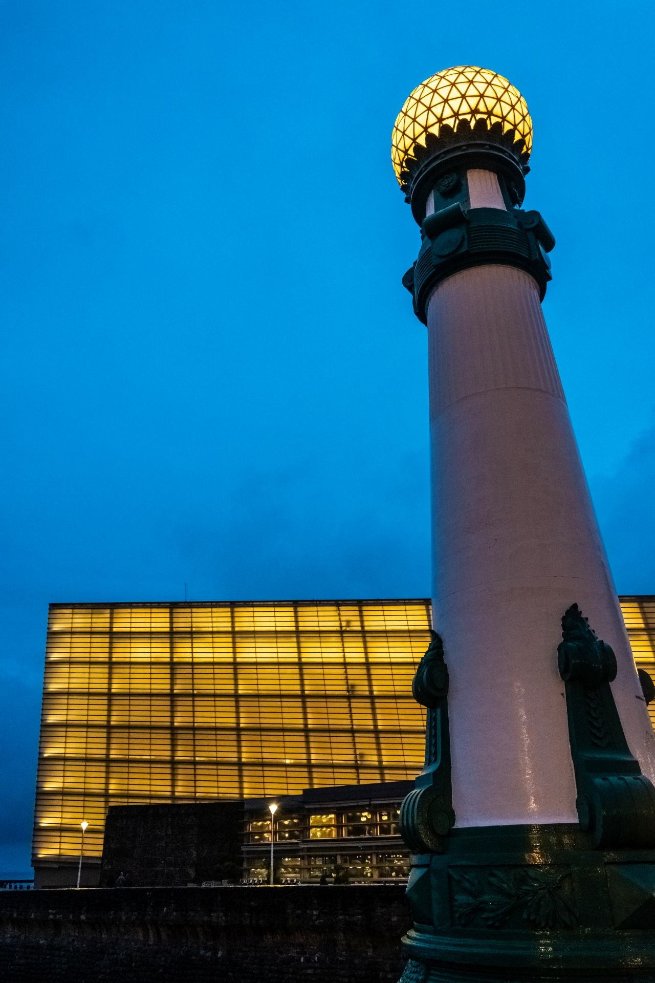 Farola de estilo modernista del puente de la Zurriola ante la fachada del Kursaal.
