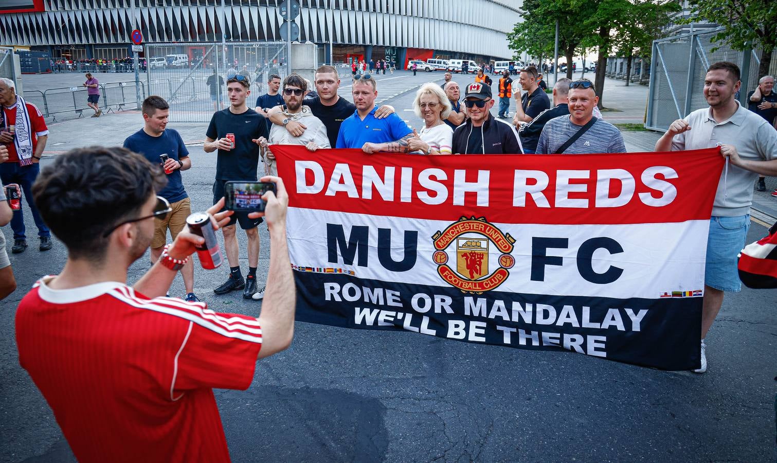 La afición del Manchester se suma a la fiesta en Bilbao