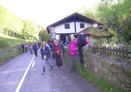 Participantes visitando las instalaciones del molino de Errotabarri.