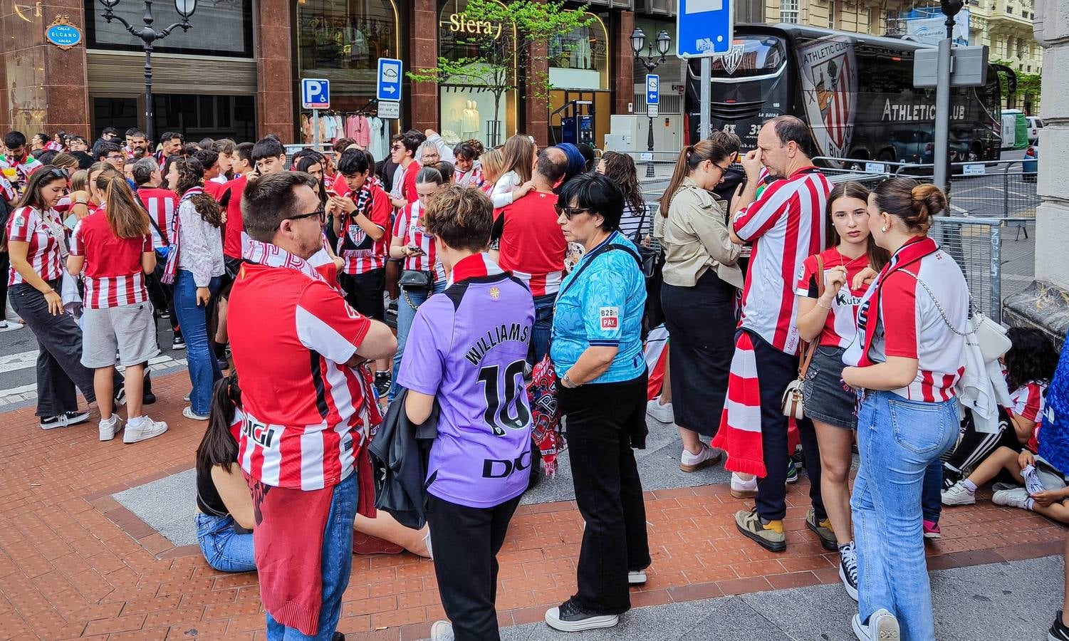 Una afición entregada a los jugadores en Moyua