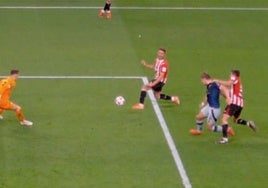 El penalti y la roja que hacen estallar de indignación a San Mamés: «¡Manos arriba, esto es un atraco!»