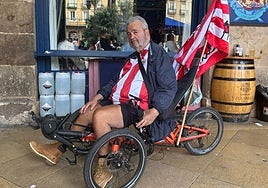 Recorre las calles de Bilbao en su 'tribike' con la bandera del Athletic: «Hoy es mi cumpleaños y el mejor regalo sería una victoria»