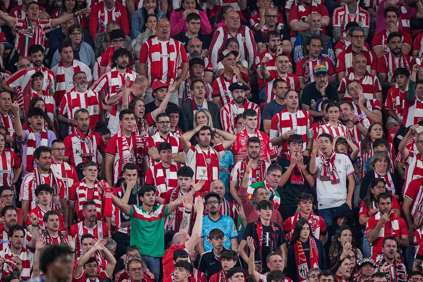 Las imágenes del partido y desolación en la grada
