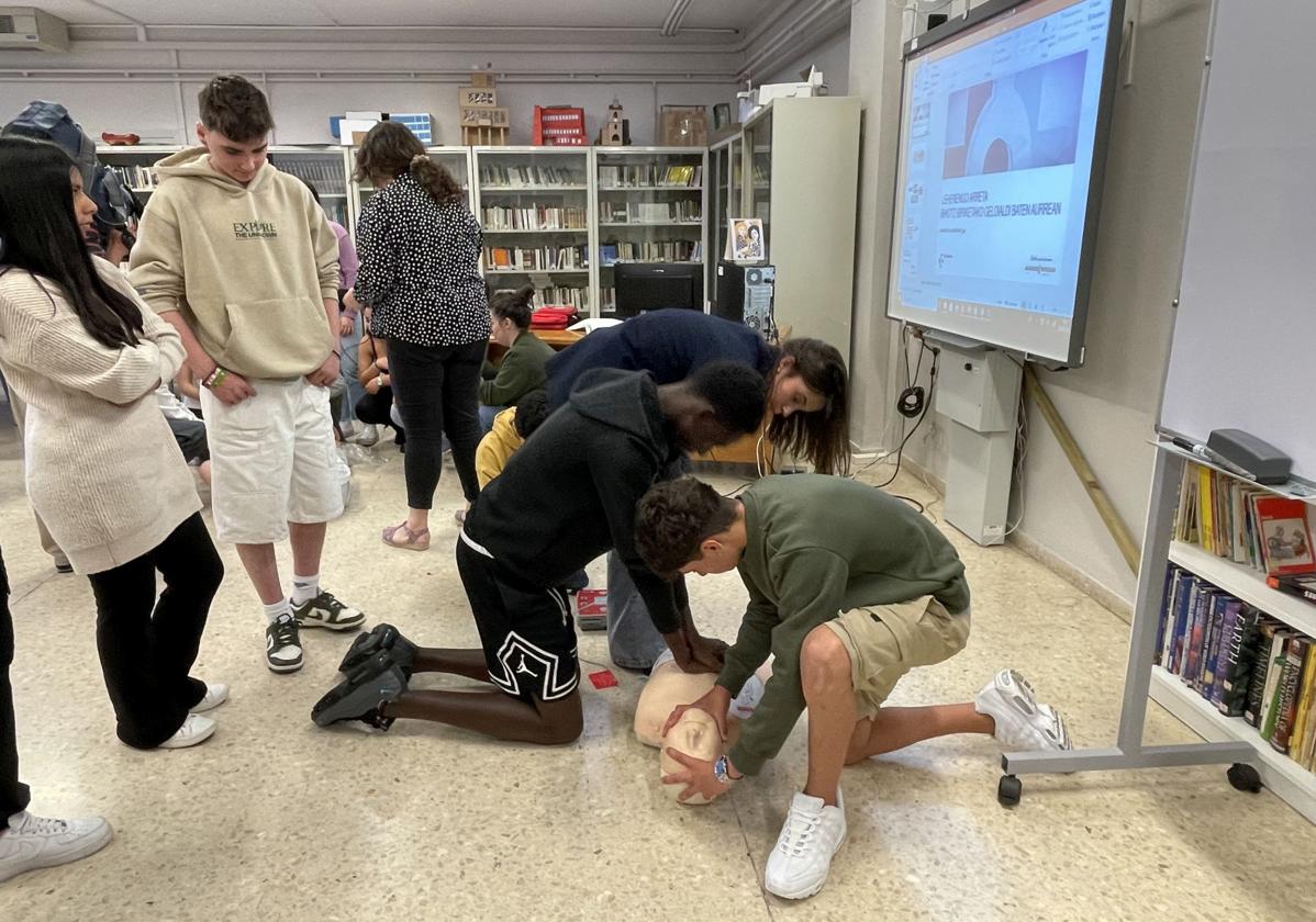 Talleres de emergencias para estudiantes de Basauri: «Actuar rápido puede salvar vidas»