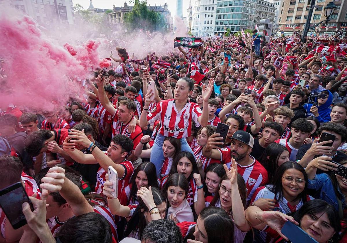 Una afición entregada a los jugadores en Moyua