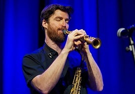 Caleb soplando el sopranino, colgando el stritch, y reservando la trompeta.