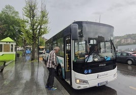 Un pasajero se dispone a subir al Bermibus de la villa marinera, que cuenta con una veintena de paradas