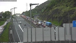 Un camión pierde la carga y provoca cuatro kilómetros de retenciones en la A-8 en Muskiz