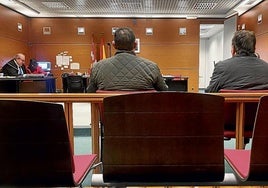 Los dos procesados se preparan para el inicio de la vista oral en el Juzgado de lo Penal número 1.