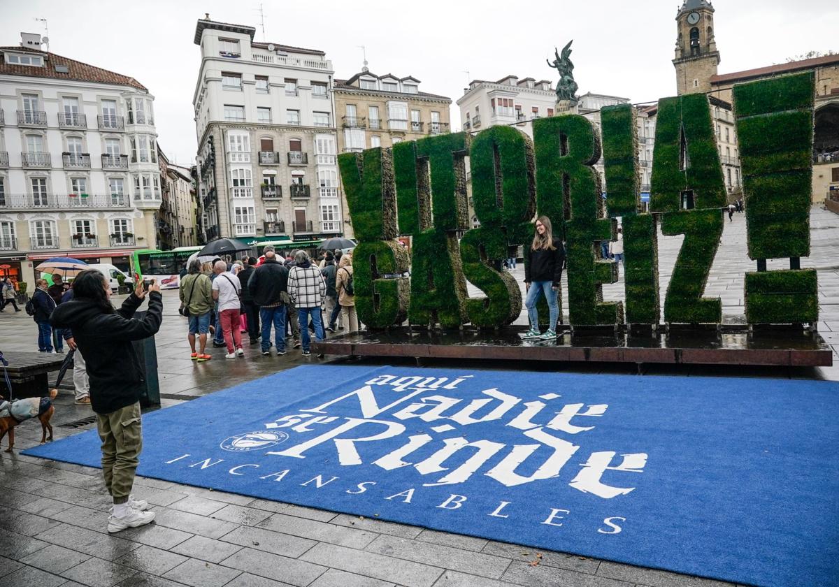 El seto 'green' estrena alfombra para alentar al Alavés