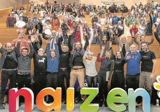Miembros de Naizen celebran su fiesta anual en la capital donostiarra.