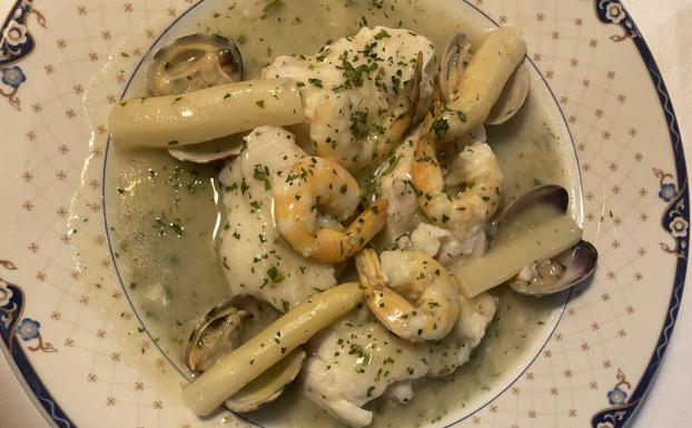 Medallones limpios de merluza D.O en salsa con almejas, espárragos y langostinos.