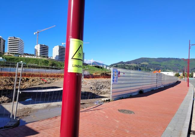 Carteles alertando de la posbible presencia de lindane en el solar.