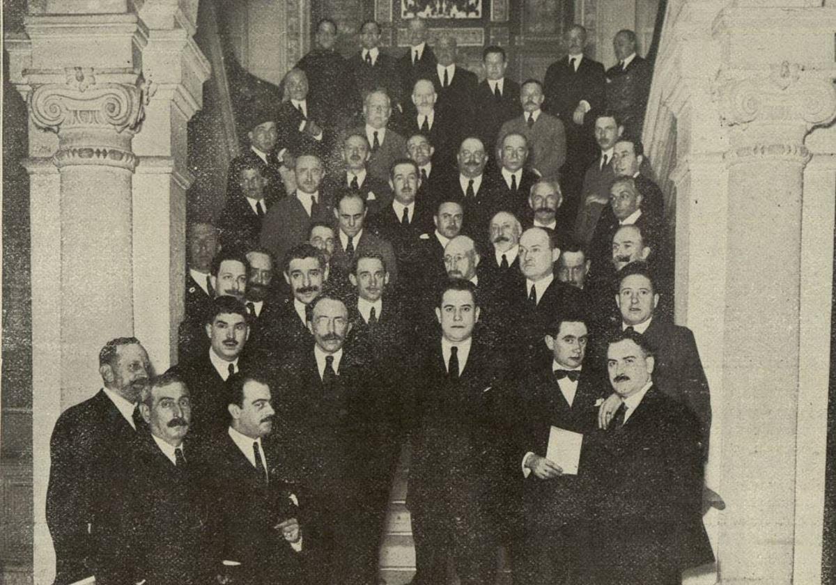 Miembros de la Sociedad El Sitio en 1915.