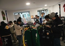 Los primeros clientes en la tienda de Vitoria.