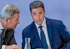 El lehendakari Imanol Pradales, con el consejero de Seguridad, Bingen Zupiria.