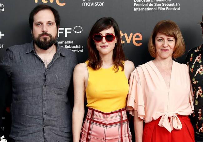 Eva Llorach junto a Carlos Vermut y Natalia de Molina en el estreno de 'Quién te cantará' en el Festival de San Sebastián.