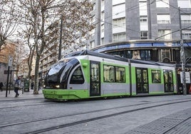 Vías del tranvía de Vitoria en la curva de General Álava con Fueros.