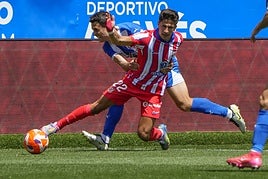 Guevara agarra a Giuliano Simeone durante el Alavés-Atlético.
