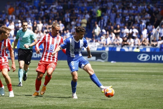 Griezmann presion a Blanco durante el Alavés-Atlético.