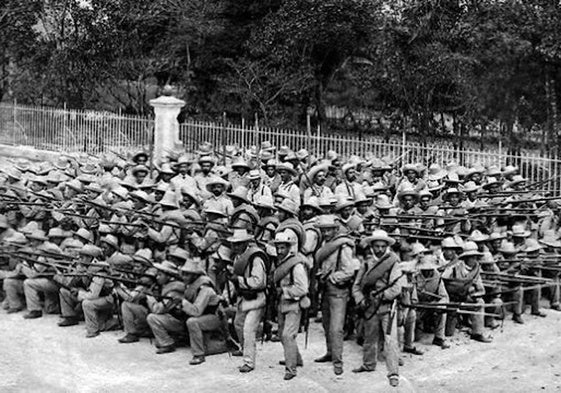 Formacion de soldados españoles con destino a Cuba, entre 1895 y 1898
